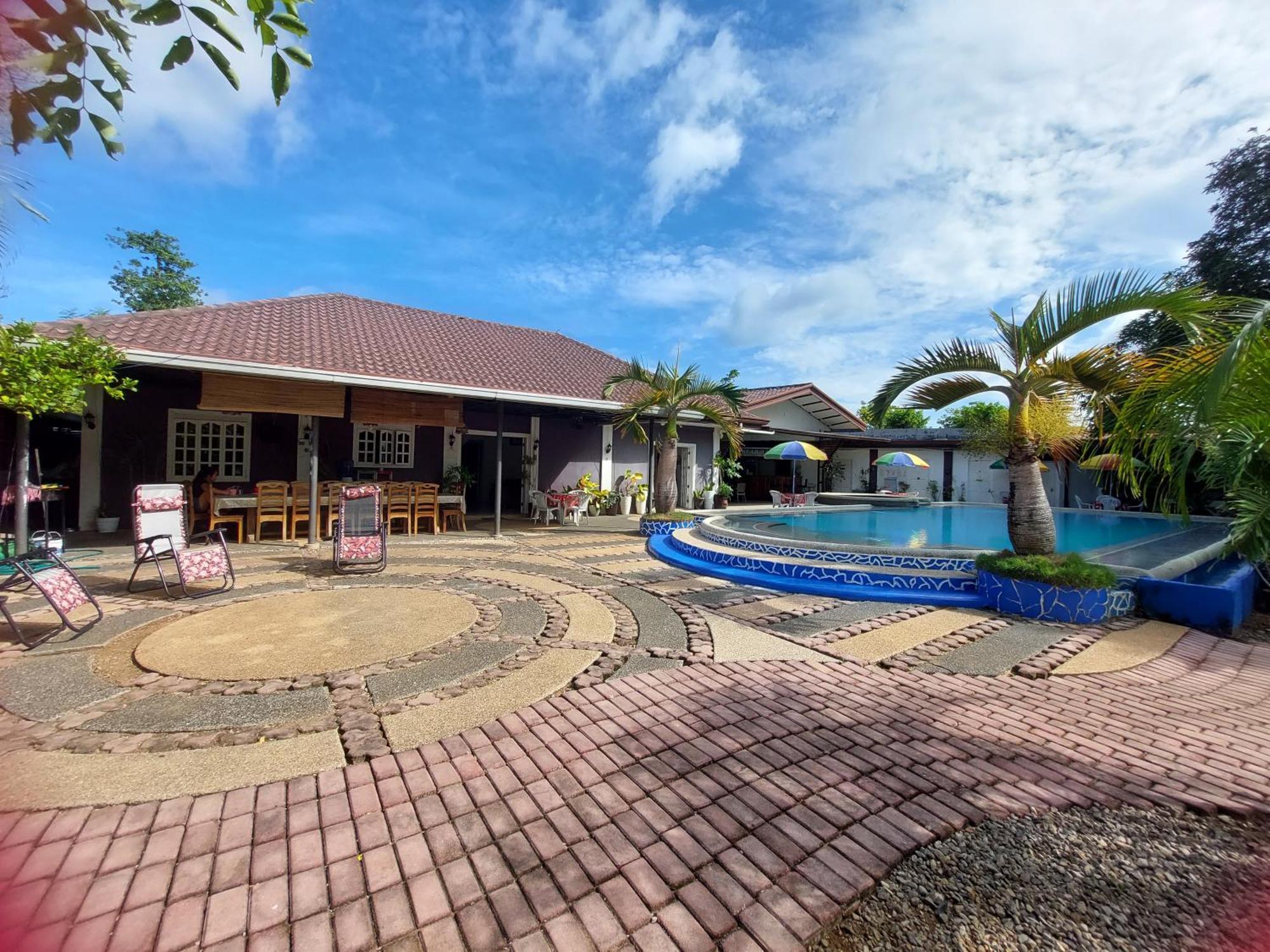 Ice Bear Bar & Tourist Inn Dauis Esterno foto